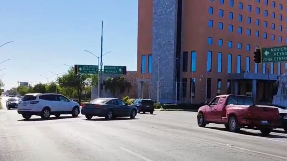 Semáforos inservibles ponen en riesgo a familias neolaredenses