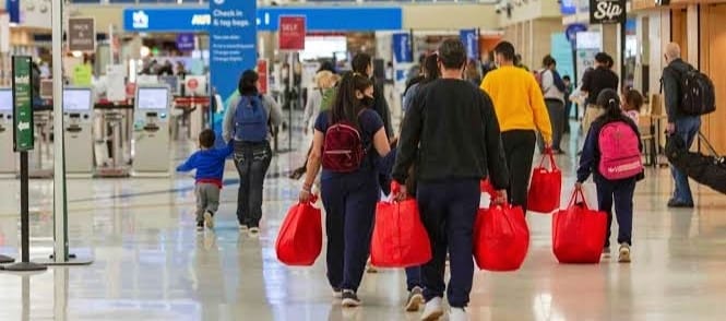 Presenta Aeropuerto de San Antonio nueva tecnología de estacionamiento