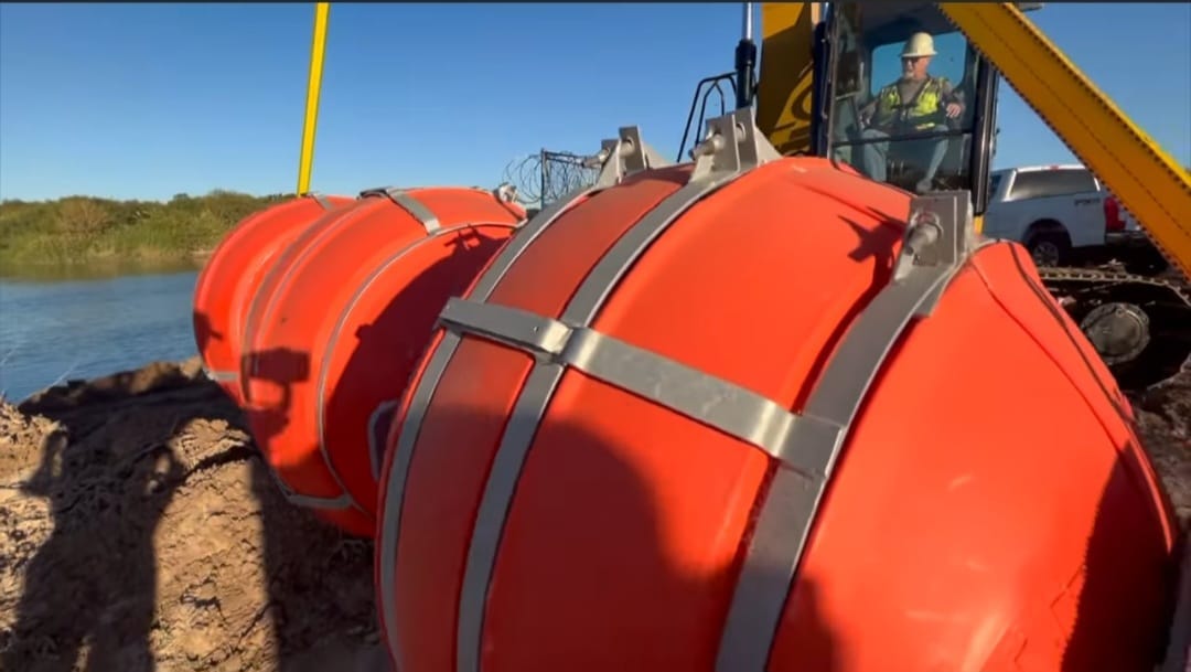 Arremete Texas con muro de boyas