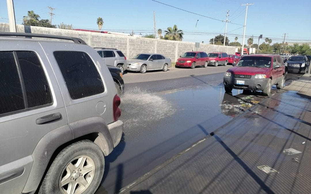 Continúan las fugas de aguas negras frente al UNEME-CAPA; y la alcaldesa, relajada, relajada, relajada…