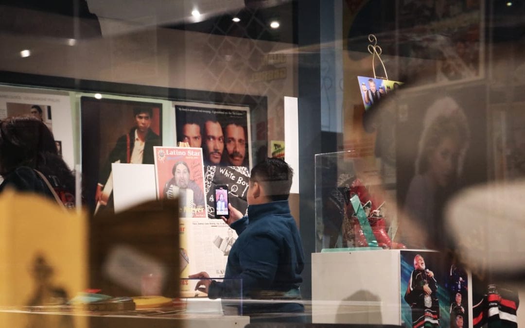 Exhibición rinde homenaje al legado cinematográfico hispano de San Antonio