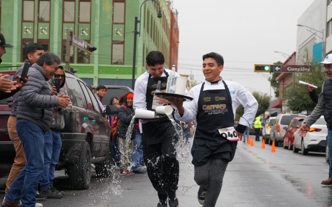 Demuestran habilidad meseros en tradicional carrera