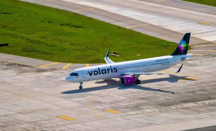 Intenta pasajero desviar avión de Volaris