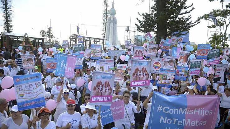 Entregan familiares de presos salvadoreños peticiónes a presidencia