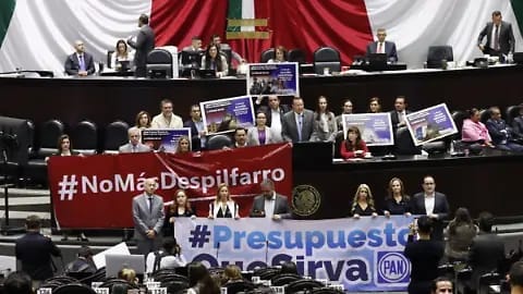 Entre insultos, la mayoría oficialista aprueba el PEF2025