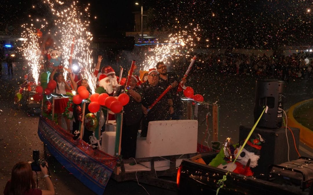 Ilumina Nuevo Laredo la magia de la Navidad con desfile