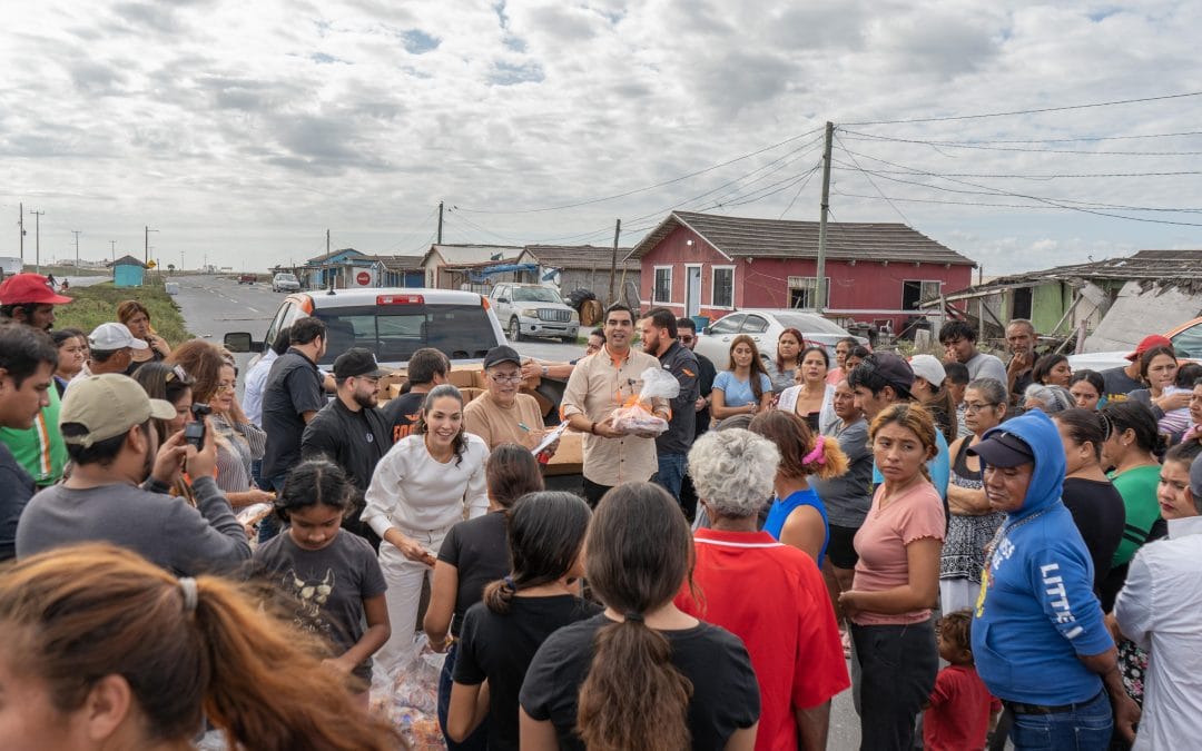 Entrega Roberto Lee, cenas navideñas a pescadores y sus familias