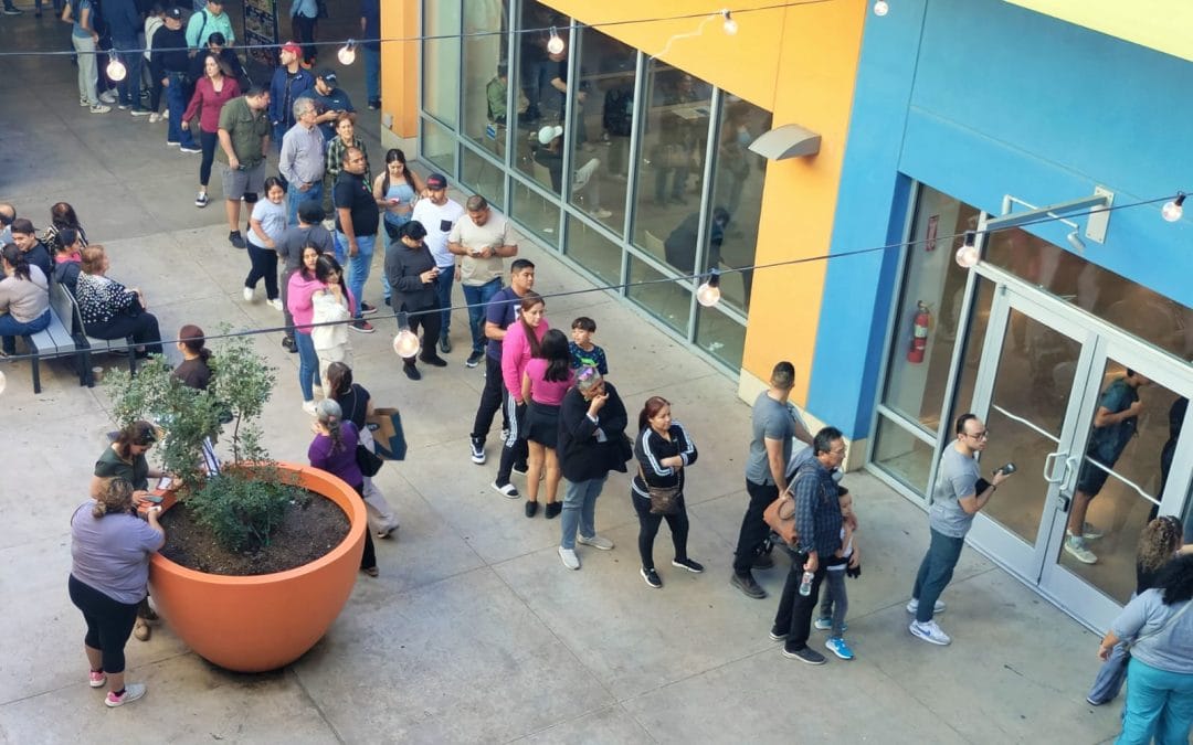 Largas filas en Laredo para obtener permiso I-94