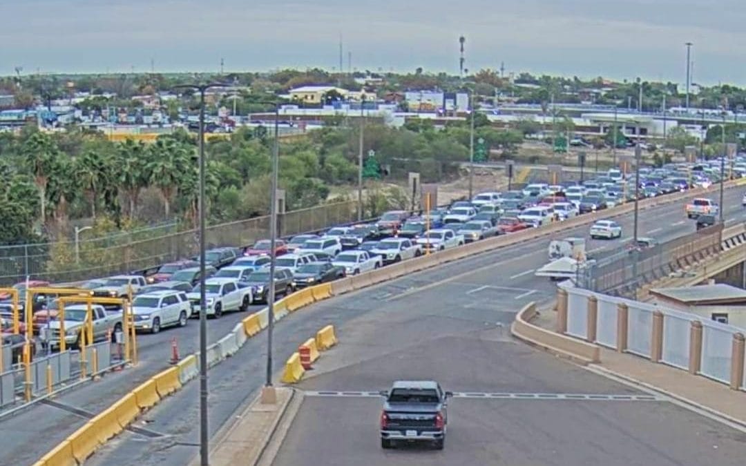 Largas filas para regresar a Estados Unidos