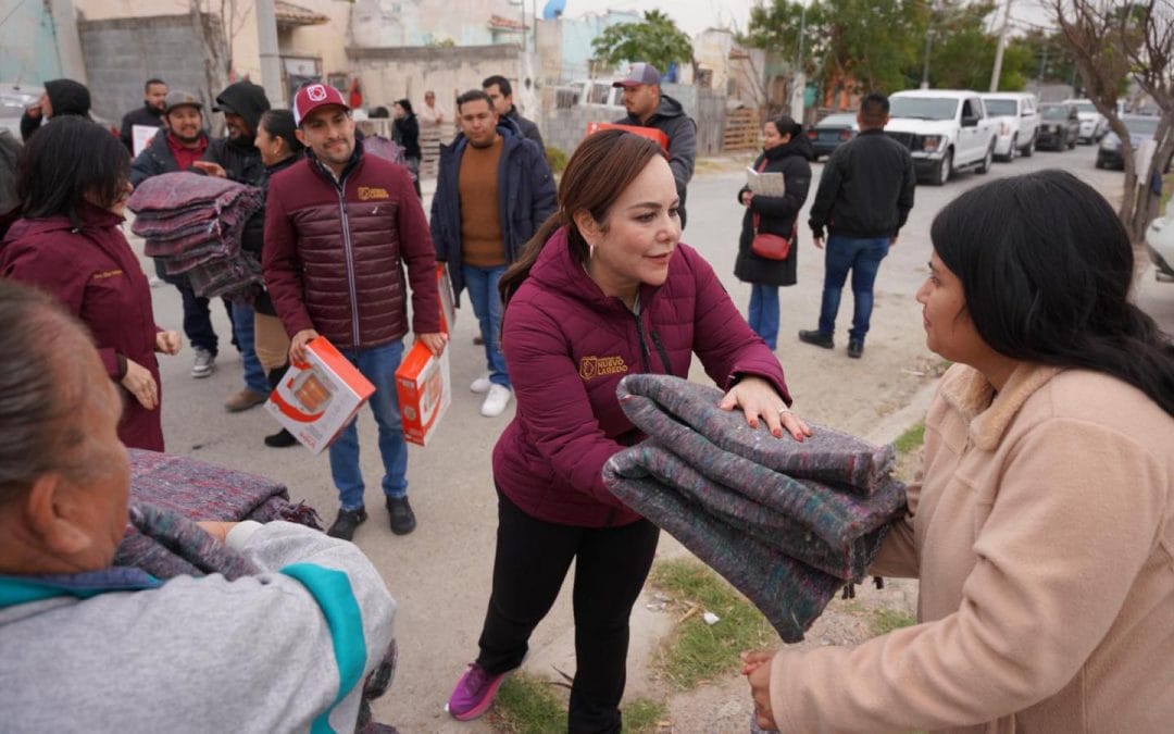 Entrega Carmen Lilia Canturosas cobertores a familias vulnerables