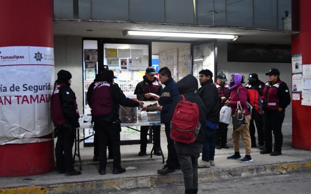 Apoya Guardia Estatal de Género con alimentos y bebidas calientes a viajeros