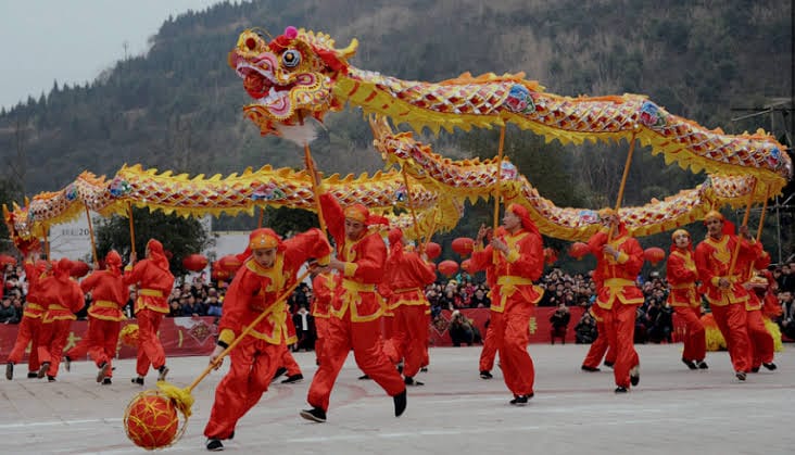 Celebra a la Serpiente de Madera Feliz Año Nuevo Chino