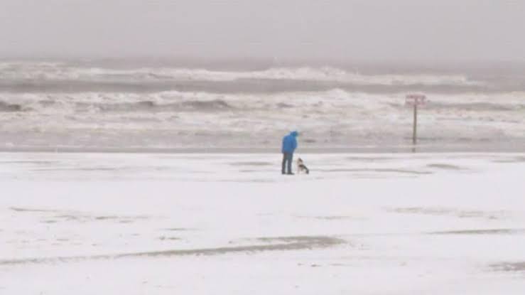 Demoras aéreas y nieve en playas de Texas