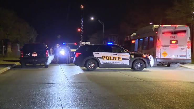 Resultan heridos siete policías de San Antonio tras balacera