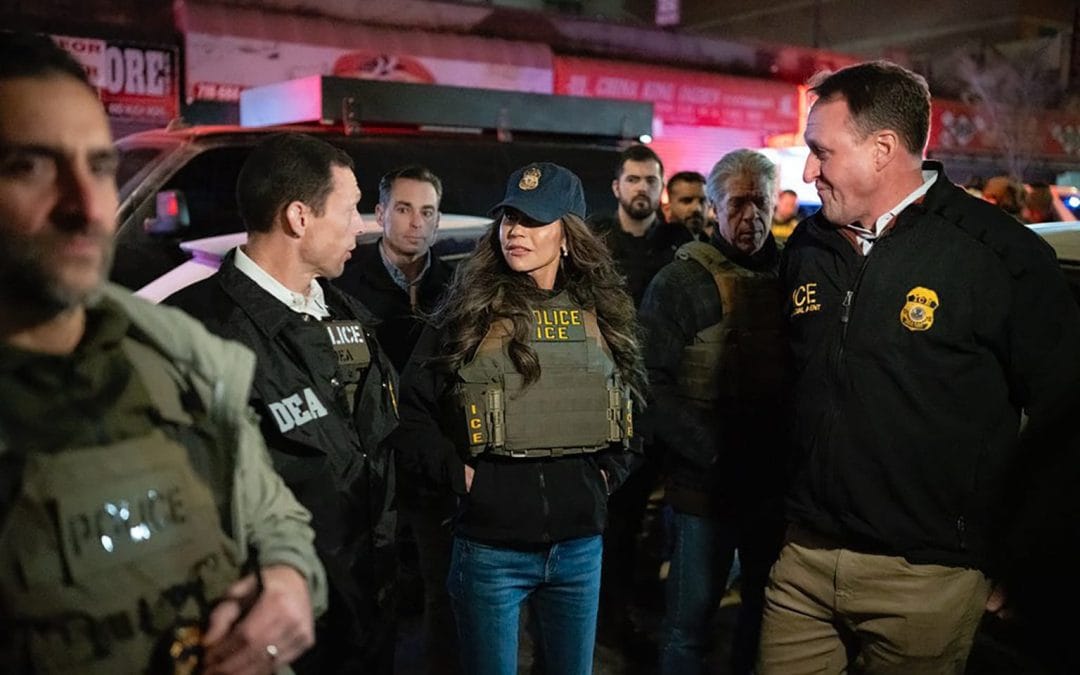 Encabeza Noem aparatosa redada antinmigrante