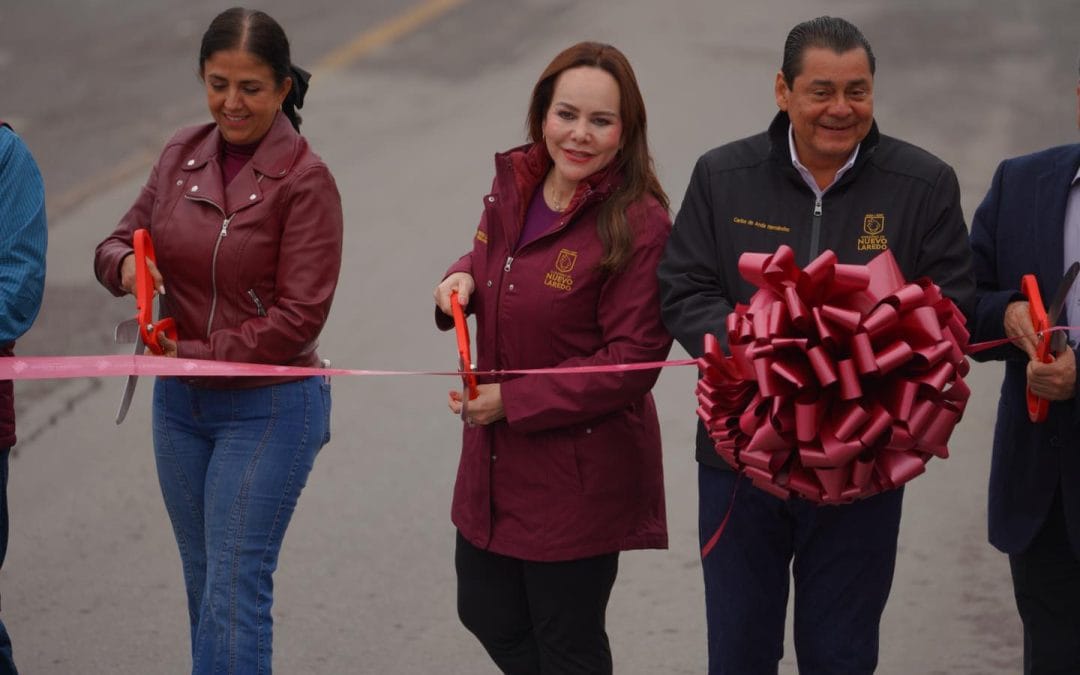 Entrega Carmen Lilia Canturosas colector 15 de Septiembre