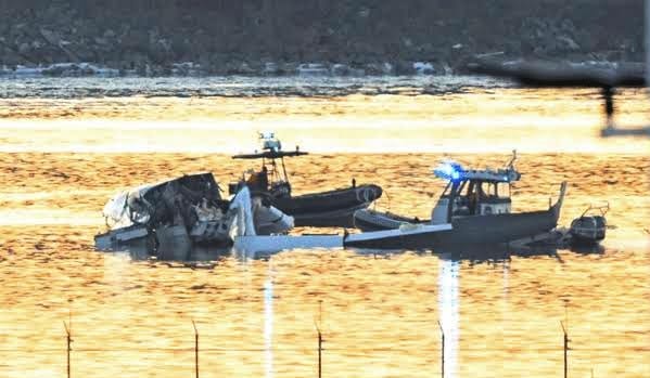 Deja colisión aérea decenas de víctimas