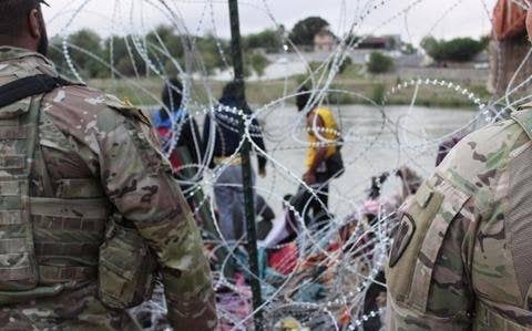 Autoriza Texas a Guardia Nacional arrestar migrantes