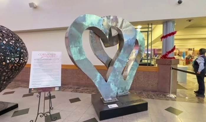 «Corazones Enamorados»: una exhibición de arte en el Aeropuerto Internacional de El Paso
