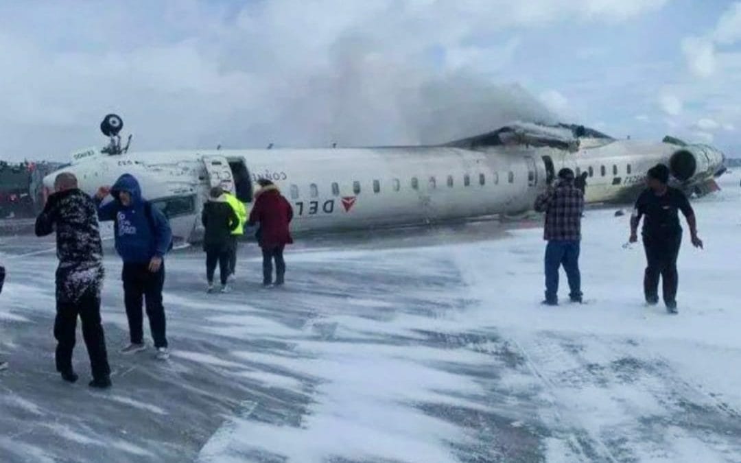 Deja accidente aéreo en Toronto al menos ocho heridos