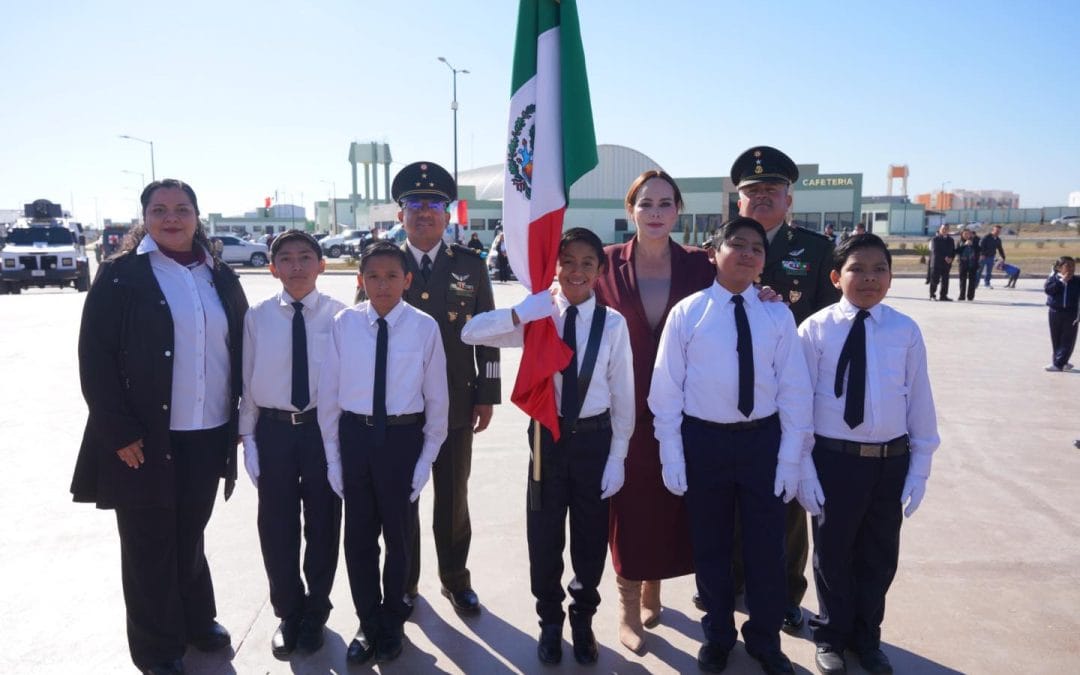 Celebra Alcaldesa Carmen Lilia Canturosas Villarreal con estudiantes Día de la Bandera