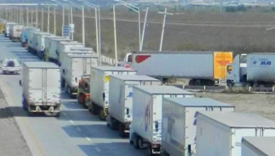 Bloquean Transportistas Puente Internacional por retrasos en cruces de mercancías
