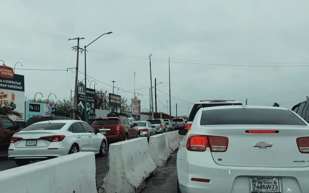 Largas filas para cruzar a Laredo, Texas; multan a conductores que intentaron colarse