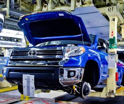 Alcaldes de Texas Advierten que Aranceles de Trump Amenazan la Industria Automotriz y Miles de Empleos