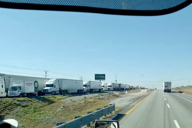 Accidentes en autopista y carretera libre a Nuevo Laredo provocan congestionamientos