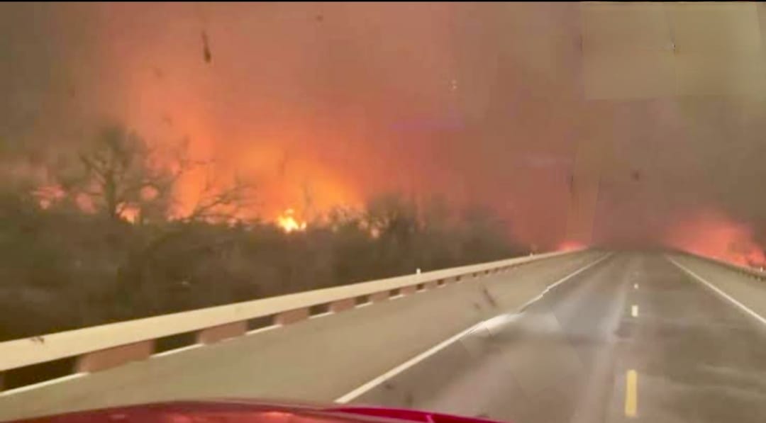 Alerta en Texas por riesgo de incendios y estragos en carreteras