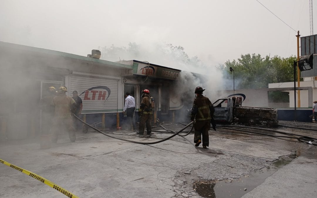 Vehículo en llamas provoca pérdidas totales