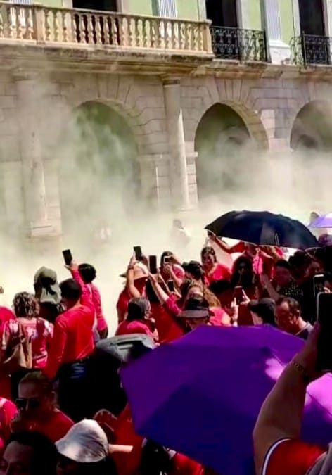 Reprimen a maestros con gas lacrimógeno