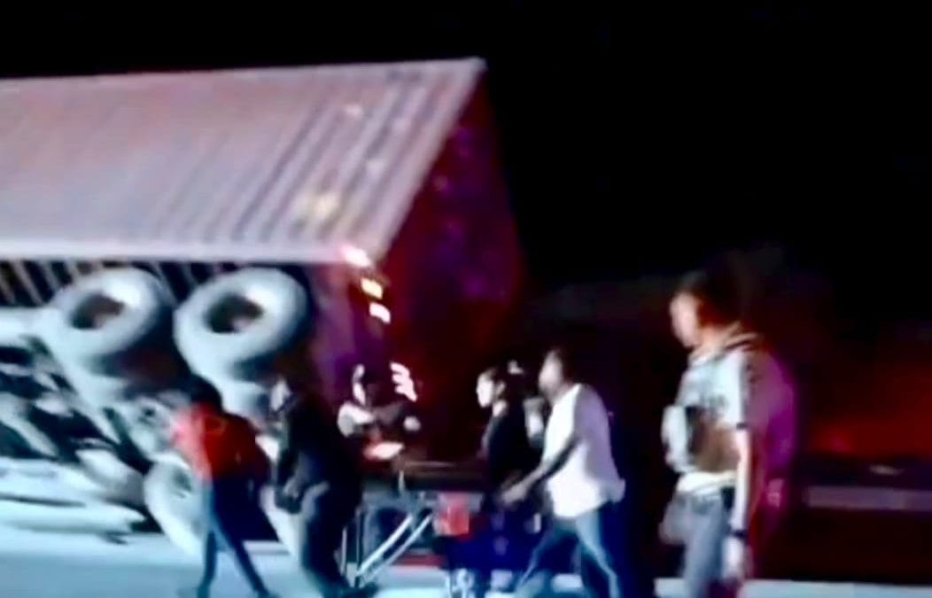 Provocó Choque de tráiler cierre total de la carretera en Jaumave