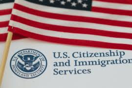 Estados Unidos congela solicitudes de residencia para refugiados y asilados