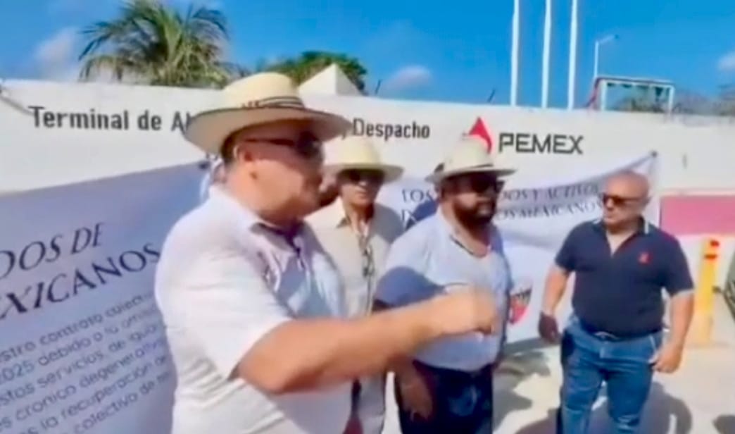 Jubilados de Pemex protestan por falta de medicamentos en clínica de Lerma, Campeche