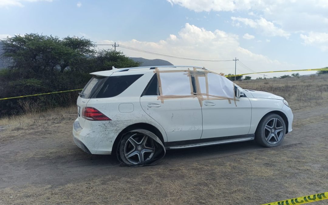 Hallan cinco personas sin vida dentro de una camioneta de lujo en Tequixquiac