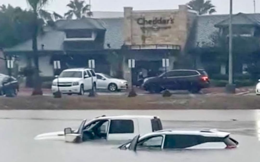 Azotan inundaciones el sur de Texas tras tormentas atípicas