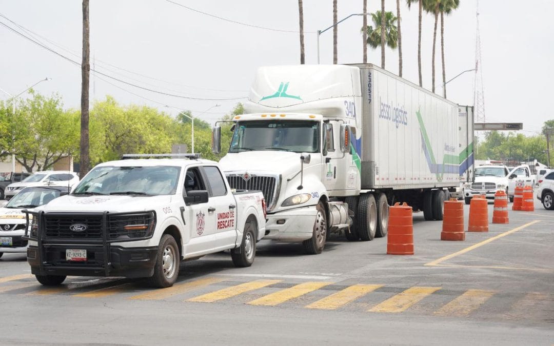 Parte tráiler de ayuda humanitaria desde Nuevo Laredo rumbo a Reynosa