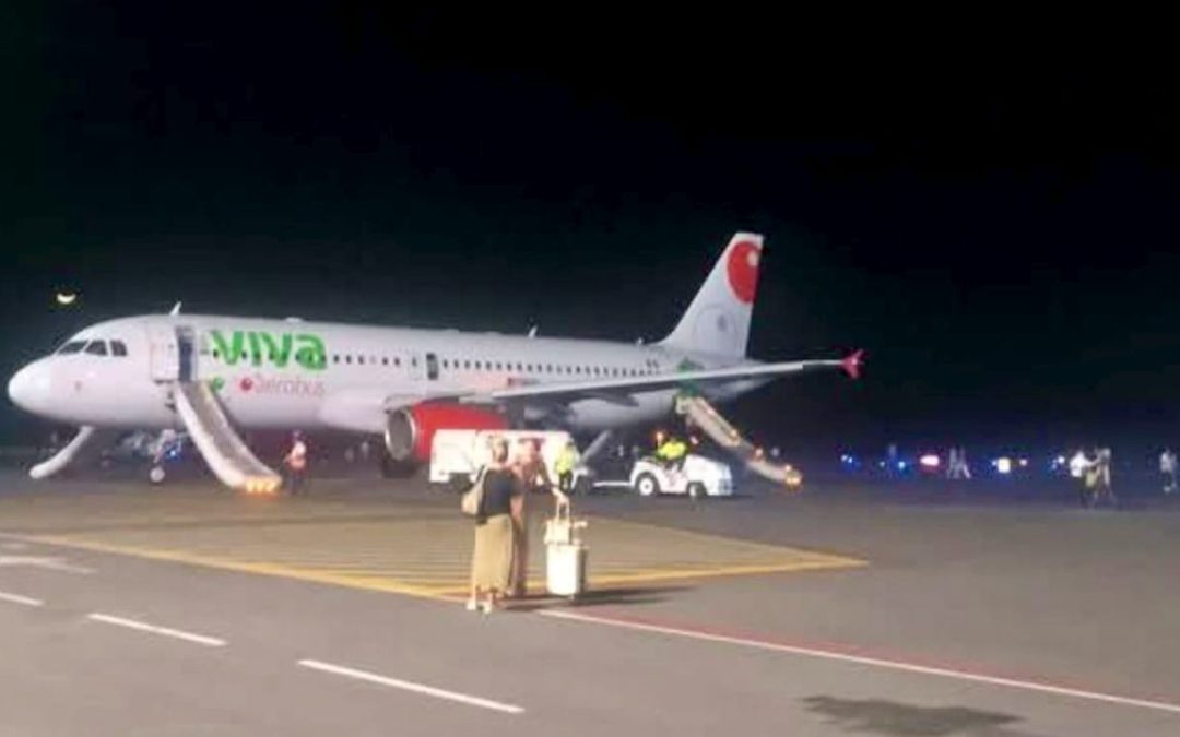 Presenta falla aeronave de Viva Aerobus en Puerto Escondido y evacuan a pasajeros