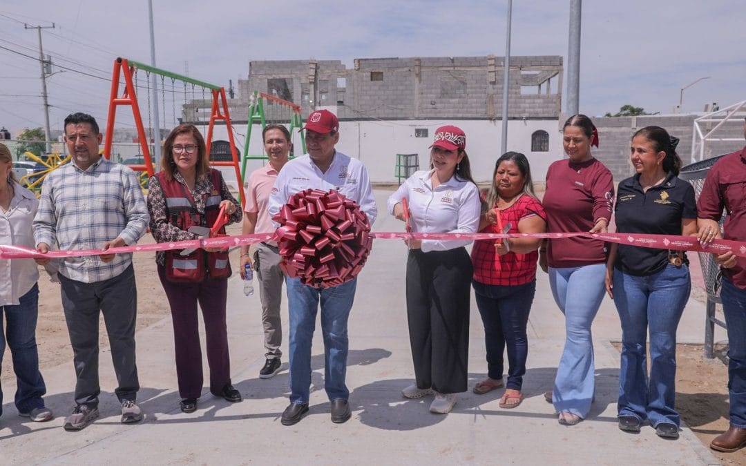 Entrega Carmen Lilia rehabilitación de plaza en Villas de San Miguel