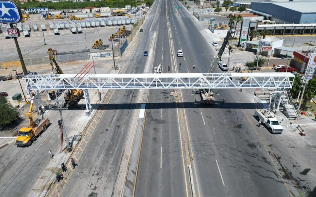 Avanza la construcción del puente peatonal en Carretera Nacional; instalan estructura