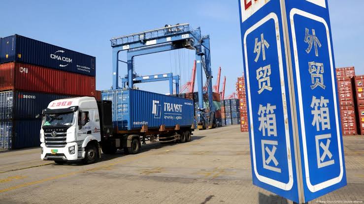Responde China con fuerza: suspende importaciones agrícolas de empresas de EE.UU.