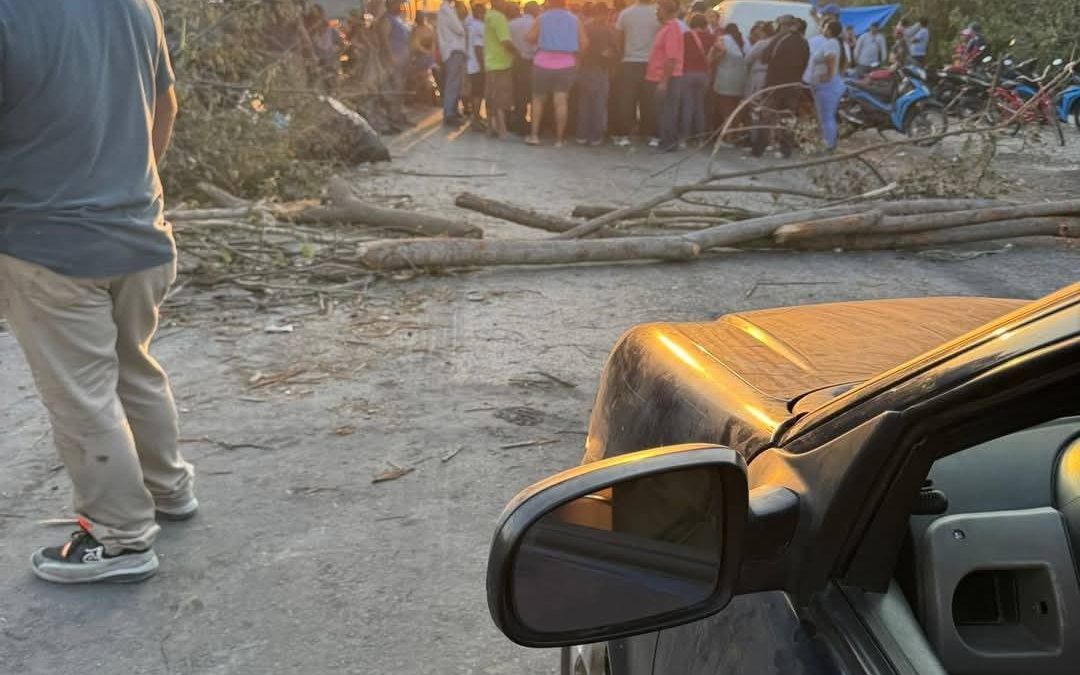 Bloquean carretera en Carmen por fallas de luz; autoridades siguen sin dar la cara