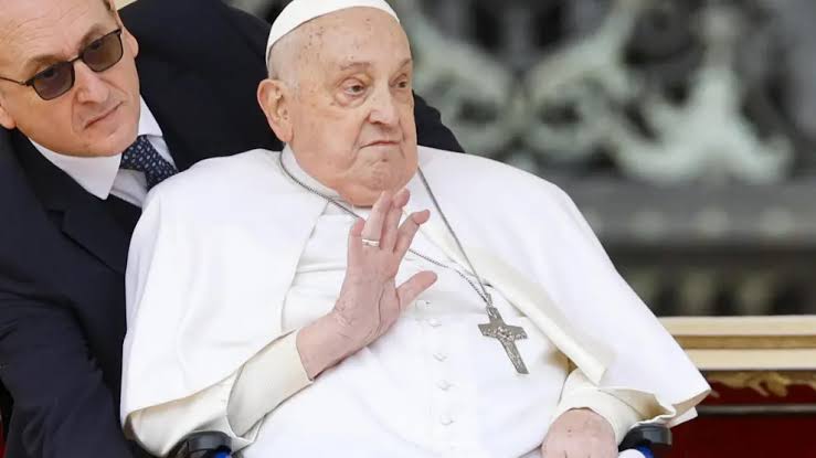 Sorprende el Papa Francisco al reaparecer en silla de ruedas durante el Domingo de Ramos