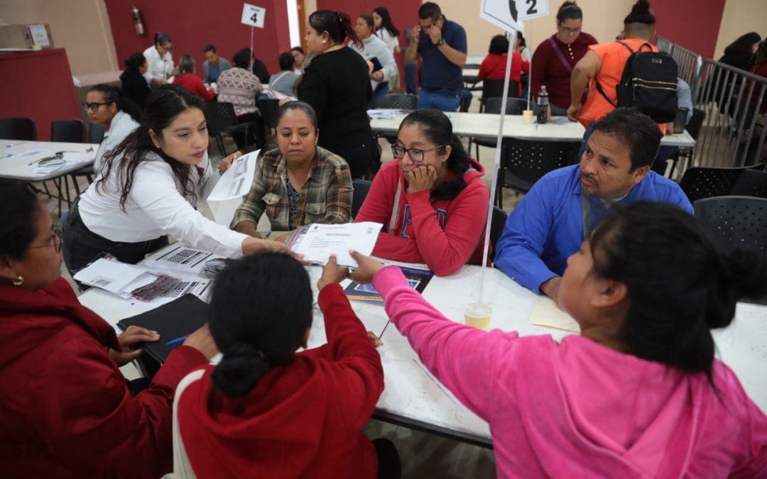 Inicia entrega de tarjetas de becas municipales en Nuevo Laredo