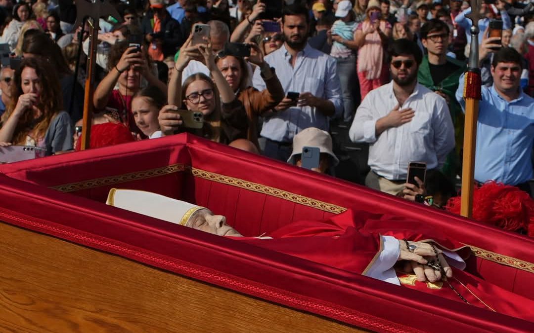 Trasladan cuerpo del Papa Francisco a la Basílica de San Pedro