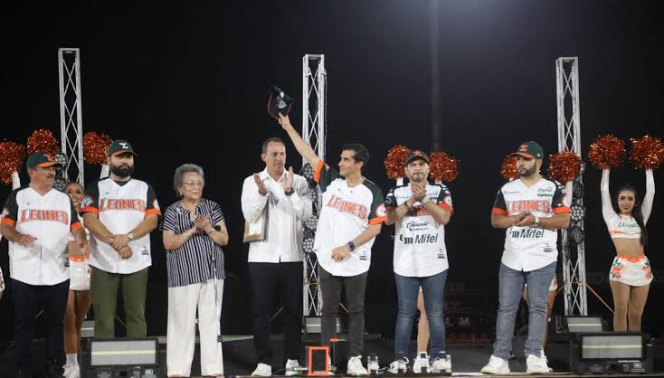 Abuchean a Rommel Pacheco en inauguración del Kukulcán