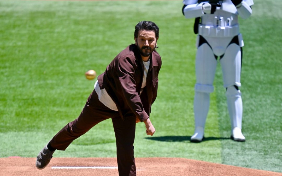 Diego Luna lanza la primera bola en juego de Diablos Rojos y presenta jersey conmemorativo de Star Wars