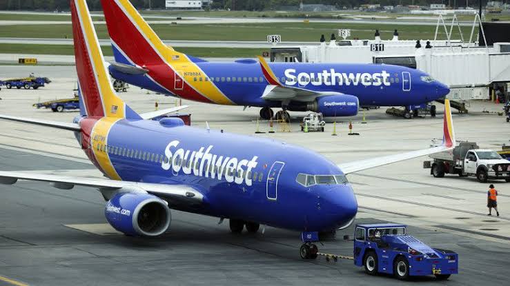 Regresa vuelo de Southwest en El Paso por incendio en batería de celular