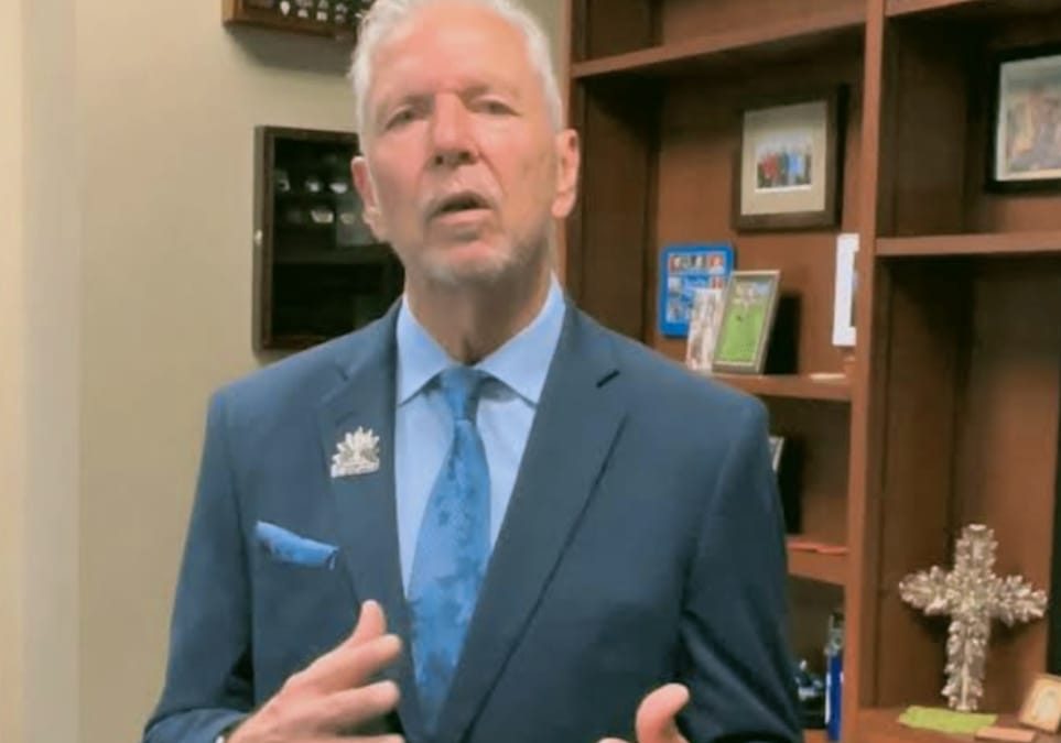 El juez Ricardo Samaniego defiende a los migrantes y enfrenta sin temor a Trump